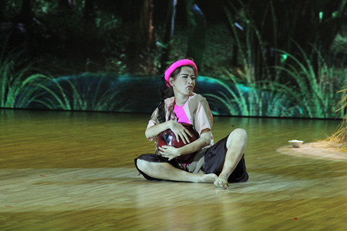 Hot girl xinh đẹp Chi Pu cũng có lúc trở thành cô gái xấu xí trên sân khấu. Hình ảnh này để phục vụ cho bài thi của cô trong cuộc thi Bước nhảy hoàn vũ với tạo hình Thị Nở.