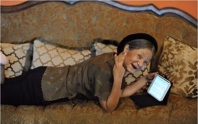 “Bà già bán khoai lang nướng” Thúy Nga vốn là một danh hài xinh đẹp, thậm chí cô còn giành được giải Á hậu Quý bà. Tuy nhiên, khán giả lại ấn tượng với cô qua hình ảnh xấu xí và già nua trên phim.