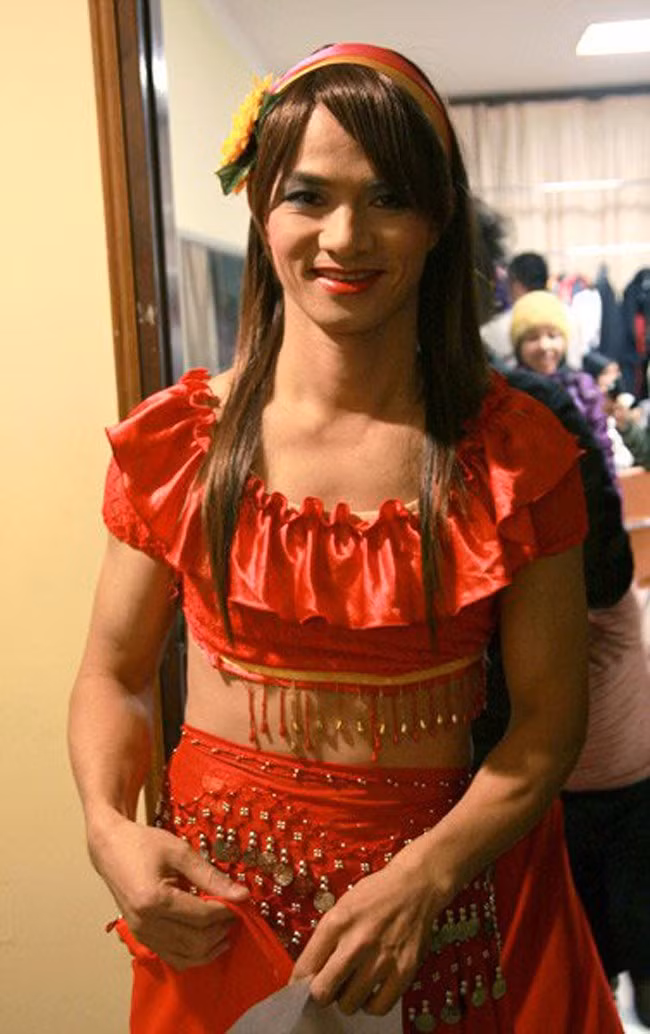 Ngoại hình Xuân Bắc phiên bản nữ khá thô và có phần xấu xí với lỗi trang điểm đậm.