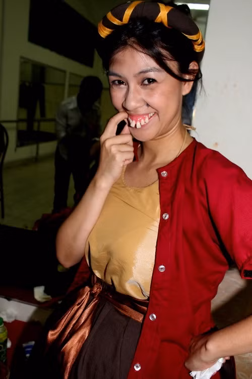 Kim Thư cũng khiến hầu hết khán giả xem phải "choáng váng" khi chứng kiến cách tạo hình nhân vật theo hình tượng Thị Nở.