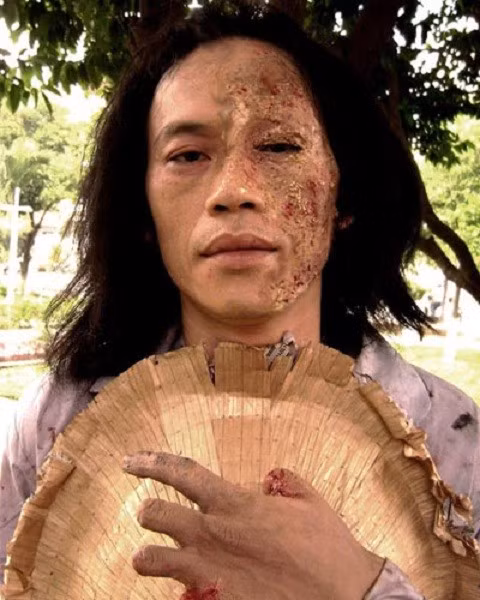 Trong số các sao Việt hóa trang thành nhiều nhân vật đẹp - xấu khác nhau, Hoài Linh đã thử sức qua hầu hết vai diễn. Anh không chỉ là danh hài hài hước mà đôi khi còn là cô gái vô cùng duyên dáng trên sân khấu. Và đôi lúc, danh hài cũng là người đàn ông có ngoại hình xấu xí.