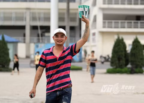 Đúng 7h sáng nay (19/7) khoảng 10.000 vé trận giao hữu Man City gặp đội tuyển Việt Nam sẽ chính thức được bán trực tiếp tới người hâm mộ ở 5 quầy vé trong khuôn viên sân Mỹ Đình. Một người hâm mộ vui mừng khi có được những tấm vé đầu tiên (Ảnh: Hà Thành)