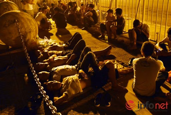 Đa số cổ động viên "dã chiến" ra sân vận động từ tờ mờ sáng là người trẻ tuổi.