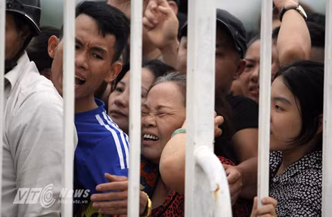 Không ít những cổ động viên nữ là người lớn tuổi cũng bị kẹt trong biển người "săn" vé trận Man City - Việt Nam đang sốt xình xịch.