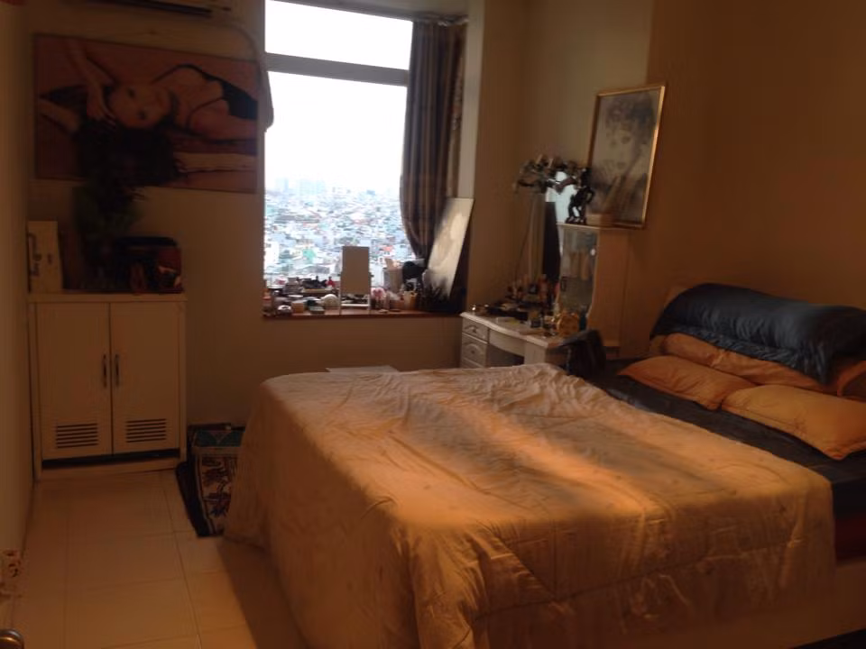 Phòng ngủ đơn giản, ấm cúng của Phi Thanh Vân.