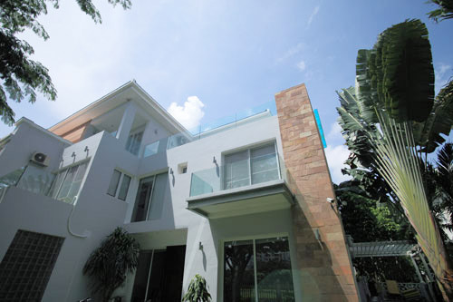 Ngoài những ngôi nhà bình dị, Phi Thanh Vân từng sống trong một biệt thự phong cách hiện đại ở TP HCM.