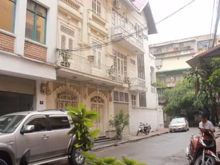 Ngay khi vụ tham ô hàng triệu đô la, làm ăn phi pháp của Dương Chí Dũng (cựu Chủ tịch HĐQT Vinalines) bị phanh phui, dư luận mới được biết đến khối tài sản bất động sản hoành tráng mà ông này sở hữu. Lần lượt 6 ngôi biệt thự, căn hộ hạng sang bị đưa vào tầm ngắm của dư luận. Trong đó, Dương Chí Dũng có căn nhà 3 tầng lầu trong con ngõ rộng rãi trên phố Nguyên Hồng (Hà Nội).