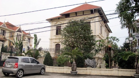 Ngoài ra, liên quan đến vụ án Vinashin, ông Dương Tự Trọng - cựu phó giám đốc Công an TP Hải Phòng, bất chấp vi phạm pháp luật, cùng với thuộc cấp tổ chức cho Dương Chí Dũng trốn đi nước ngoài cũng lộ diện tài sản, trong đó có biệt thự hoành tráng mà vị này sống cùng bố mẹ tại Hải Phòng.