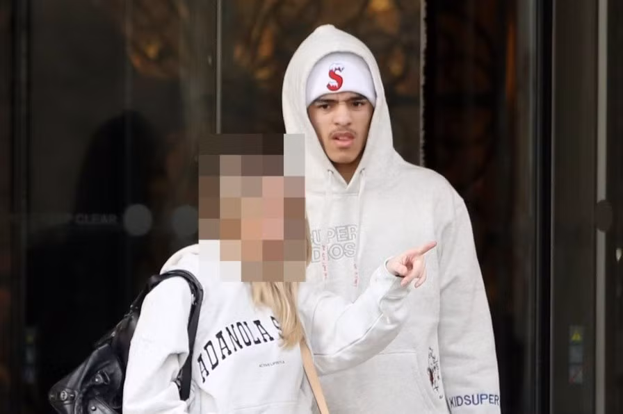 Greenwood va ban gai duoc bat gap xuat hien tai khach san Langham