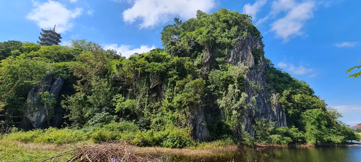 Quần thể di tích danh thắng Ngũ Hành Sơn là một địa điểm du lịch nổi tiếng của thành phố Đà Nẵng.