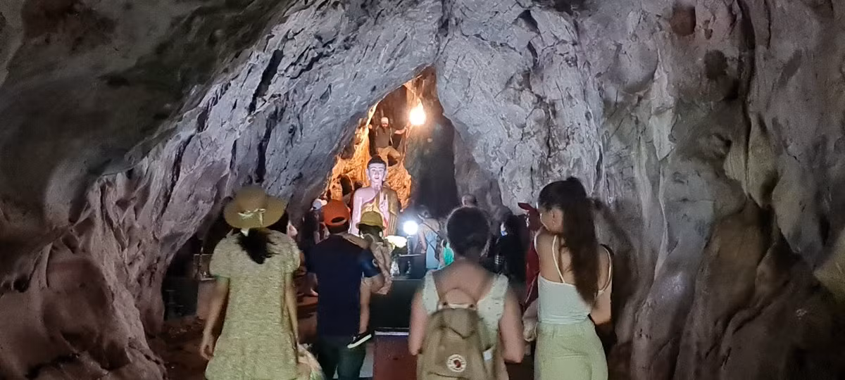 Phong cảnh đẹp cùng nhiều hang động huyền bí như động Huyền Không, động Huyền Vi, động Vân Thông,… lôi cuốn du khách đến tham quan, chiêm ngưỡng.