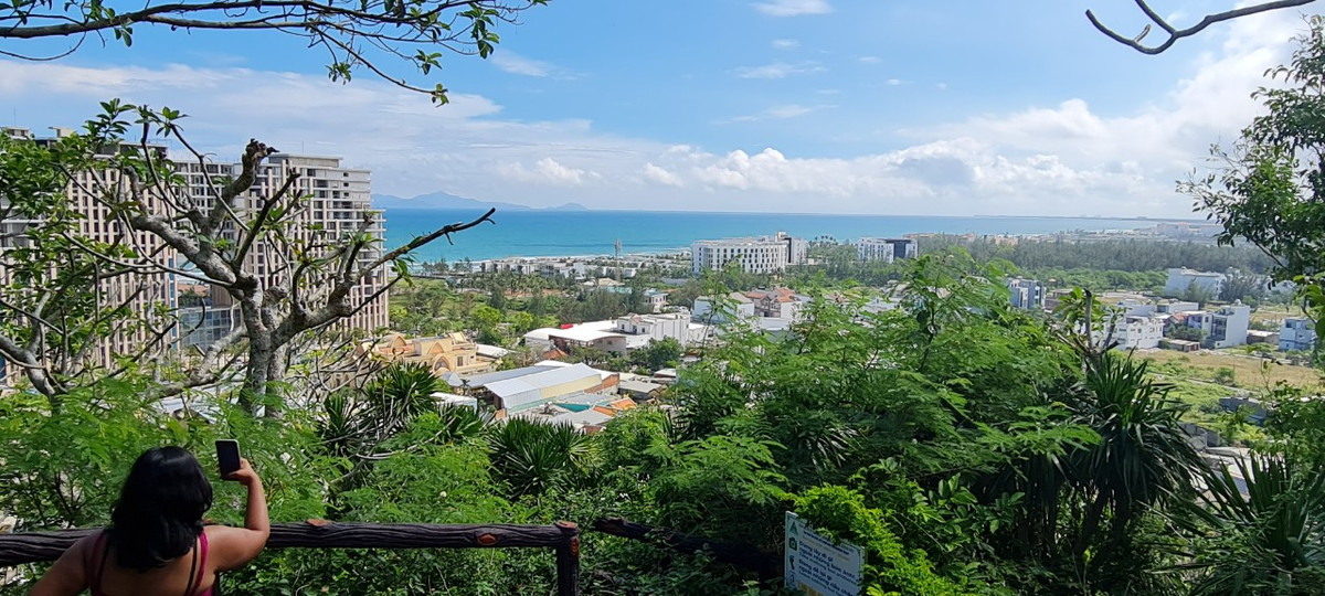 Du khách sẽ phải choáng ngợp trước khung cảnh thiên nhiên đặc sắc nhìn núi Ngũ Hành Sơn, hình ảnh thành phố và những bãi biển đẹp nên thơ phía xa xa...