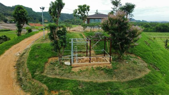 Ban đầu, miếng đất này hoang vu, không có người ở.