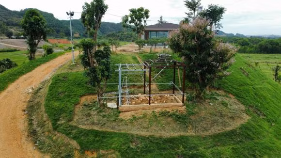 Ban đầu, miếng đất này hoang vu, không có người ở.