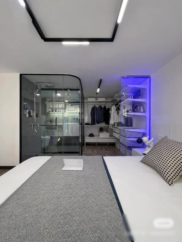 Đồ nội thất màu trắng hoàn toàn, viền đen vừa giúp nới rộng không gian vừa đem lại sự hiện đại, trẻ trung cho ngôi nhà.