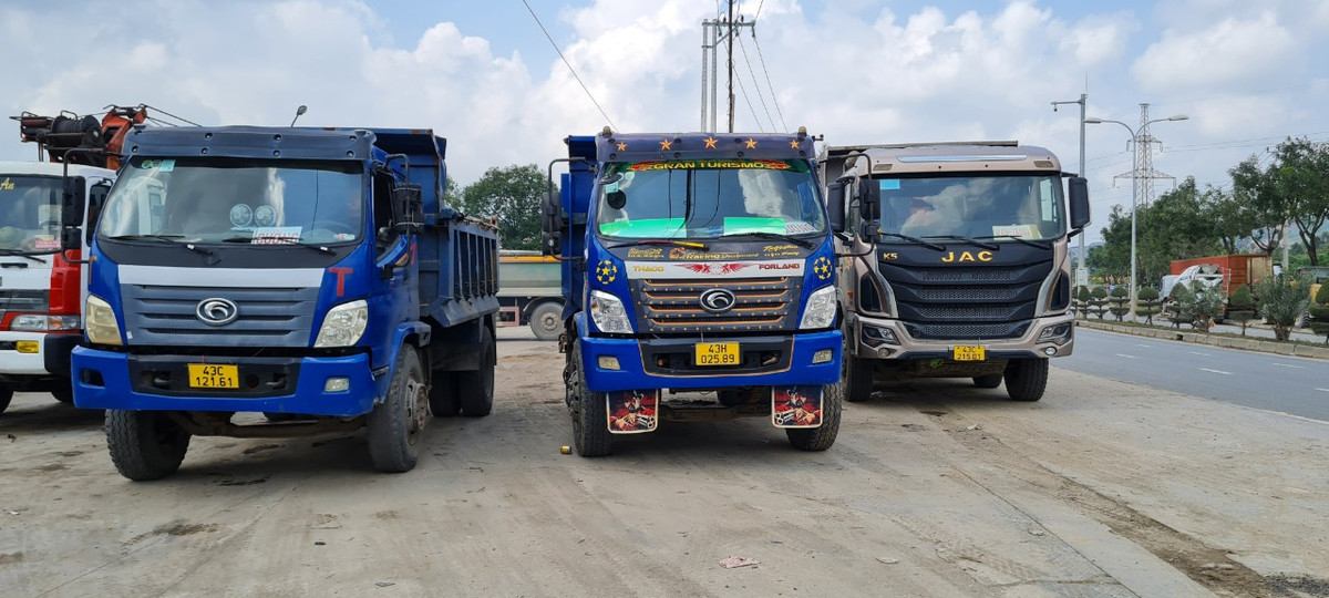 Da Nang: Ne tram can, xe tai xep hang “rong ran” tren quoc lo 14B-Hinh-2