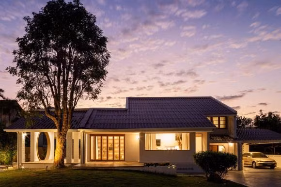 Ngôi nhà còn có gác xép để bố trí phòng ngủ yên tĩnh và kín đáo.