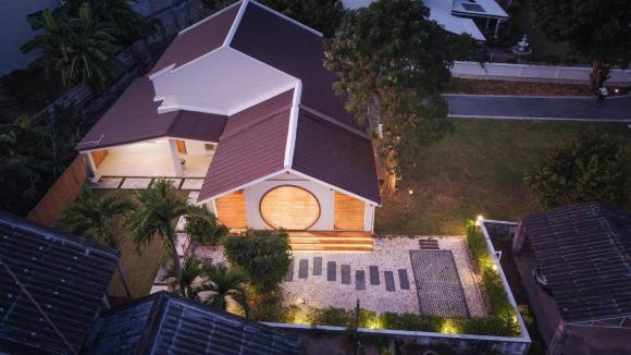 Nhà cấp bốn dưới đây được thiết kế với nhiều gian, mái dốc.