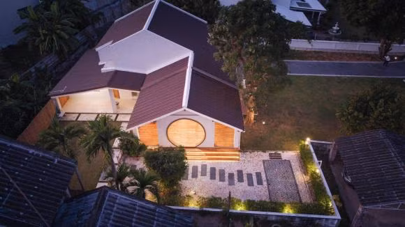 Nhà cấp bốn dưới đây được thiết kế với nhiều gian, mái dốc.