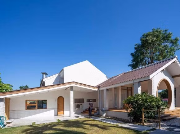 Điểm nhấn là khoảng hiên rộng, với ô cửa tròn mềm mại, có thể ngắm nhìn khung cảnh bình yên xung quanh.