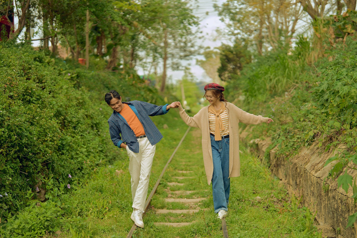 Theo nhiếp ảnh trẻ Trần Kỳ Sang, lý do anh thực hiện bộ ảnh này là muốn giúp cặp đôi thực hiện mong muốn chụp một bộ ảnh hơi hướng nhẹ nhàng, theo phong cách Hàn Quốc. "Qua bộ ảnh, mình mong muốn gửi thông điệp về một tình yêu nhẹ nhàng, yên bình, không xô bồ. Tình yêu bình dị là tình yêu đơn giản, không quá phức tạp. Đó là sự yêu thương và quan tâm chân thành đến người mình yêu, không phải dựa trên những thứ vật chất hoặc lãng mạn đến mức phi thực tế", nam nhiếp ảnh gia nói.