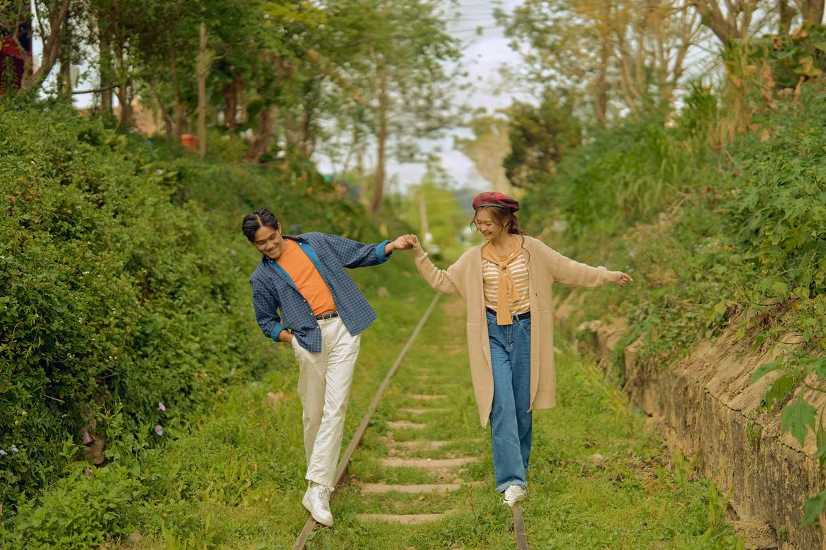 Theo nhiếp ảnh trẻ Trần Kỳ Sang, lý do anh thực hiện bộ ảnh này là muốn giúp cặp đôi thực hiện mong muốn chụp một bộ ảnh hơi hướng nhẹ nhàng, theo phong cách Hàn Quốc. "Qua bộ ảnh, mình mong muốn gửi thông điệp về một tình yêu nhẹ nhàng, yên bình, không xô bồ. Tình yêu bình dị là tình yêu đơn giản, không quá phức tạp. Đó là sự yêu thương và quan tâm chân thành đến người mình yêu, không phải dựa trên những thứ vật chất hoặc lãng mạn đến mức phi thực tế", nam nhiếp ảnh gia nói.