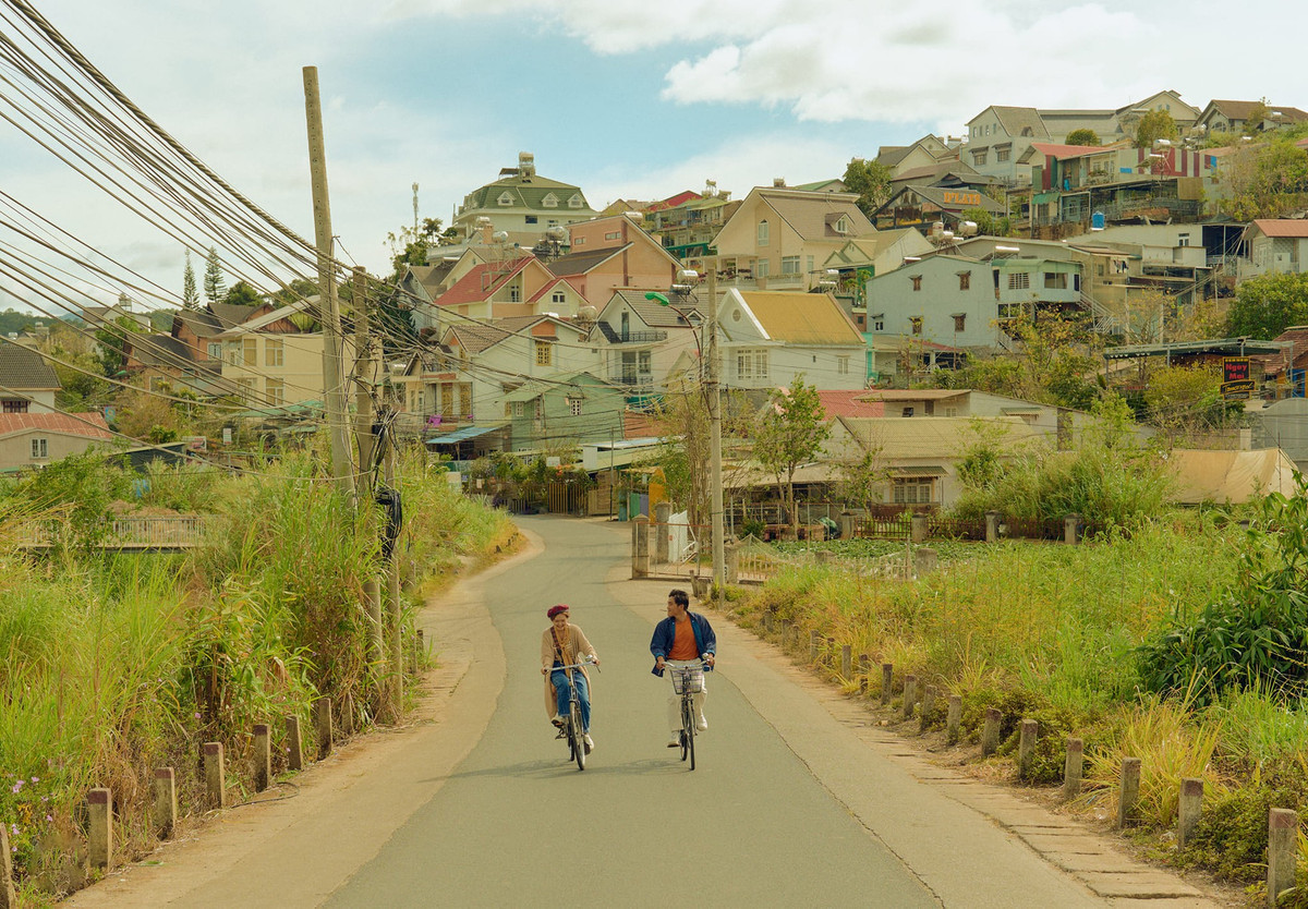 Xuyên suốt quá trình thực hiện bộ ảnh, nhiếp ảnh gia Kỳ Sang nhận thấy, địa điểm chụp ảnh ở đường An Sơn (phường 4, Đà Lạt) gặp nhiều khó khăn nhất do phải thực hiện lại nhiều lần và phải đảm bảo an toàn giao thông cho những người đi đường. Ảnh: Trần Kỳ Sang
