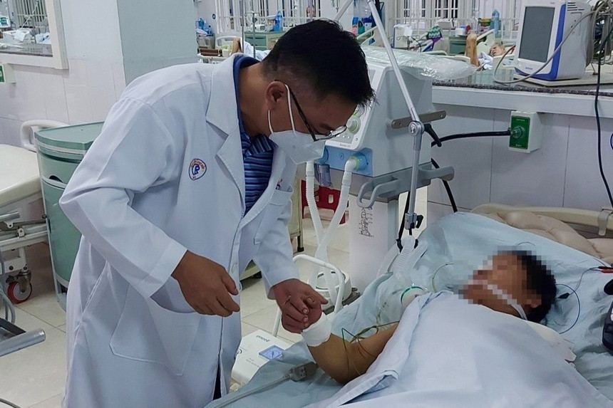 "Đây là nguyên nhân tạo điều kiện cho vi khuẩn Clostridium Botulinum phát triển. Người bệnh khi ăn phải thức ăn nhiễm loại vi khuẩn này sẽ bị ngộ độc rất nguy hiểm”, BS Dũng cho hay.