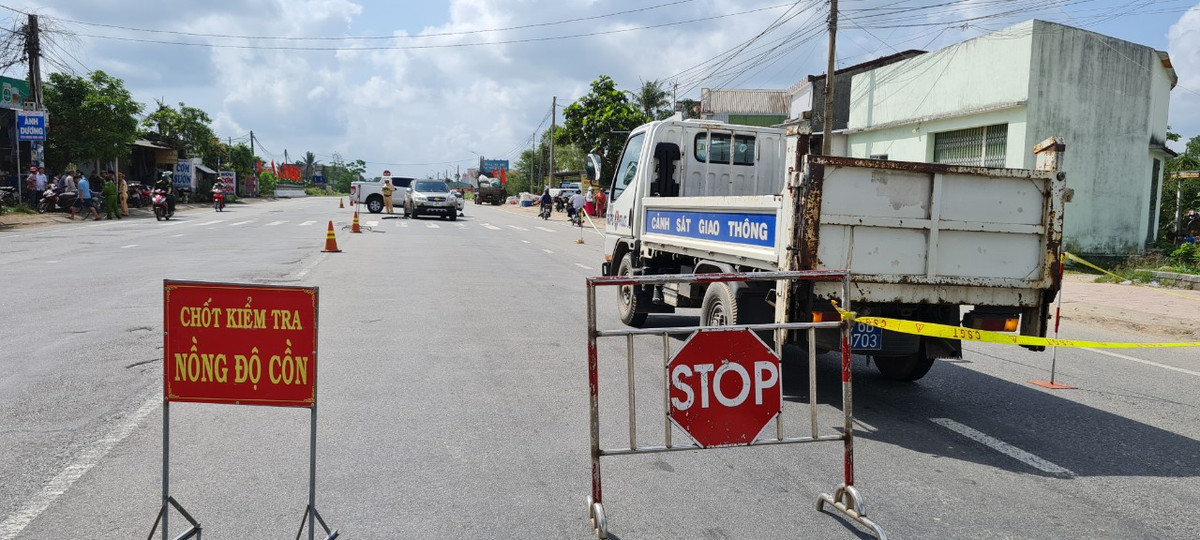 Cảnh sát giao thông đã đặt biển cảnh báo và phân luồng, điều tiết giao thông từ xa.