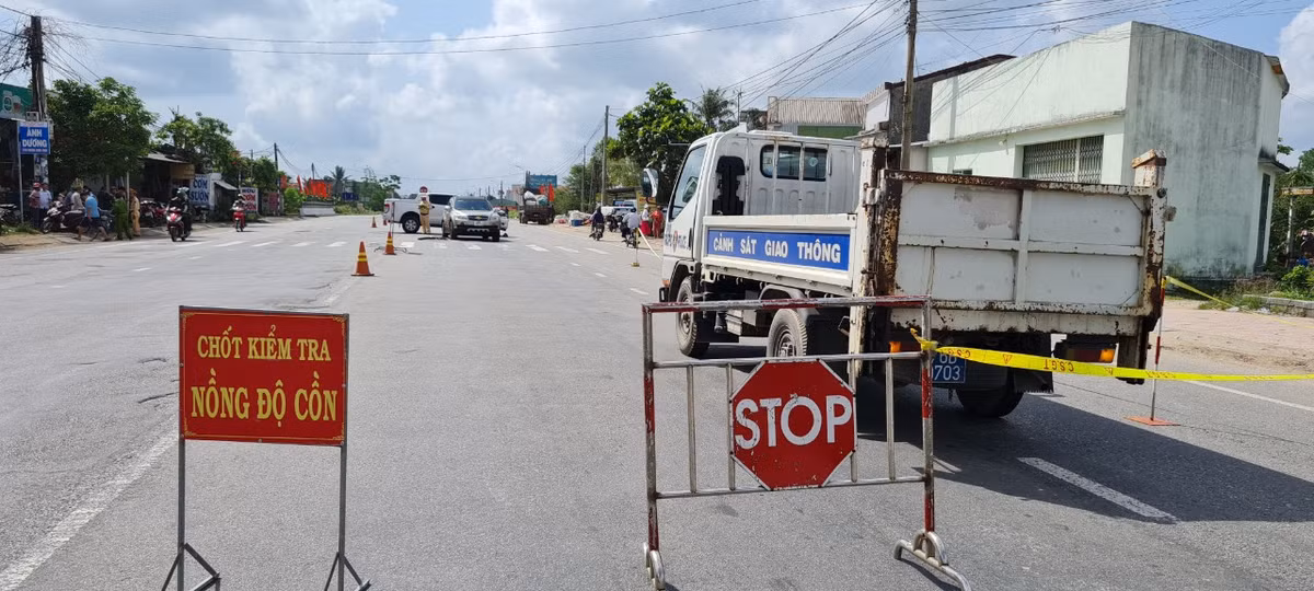 Cảnh sát giao thông đã đặt biển cảnh báo và phân luồng, điều tiết giao thông từ xa.