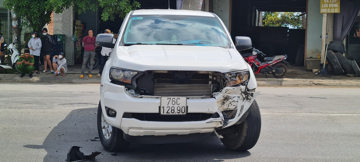 Đầu xe bán tải BKS 76 móp hẳn một bên sau va chạm.