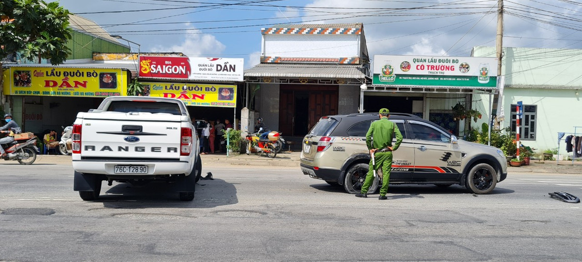 Vào thời điểm này, xe con và xe bán tải lưu thông cùng chiều trên Quốc lộ 1A đoạn qua địa phận xã Đức Lân, huyện Mộ Đức, tỉnh Quảng Ngãi.