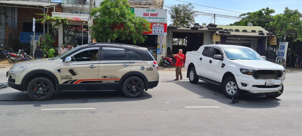 Bất ngờ va chạm xảy ra khiến xe bán tải màu trắng xoay ngang đường.