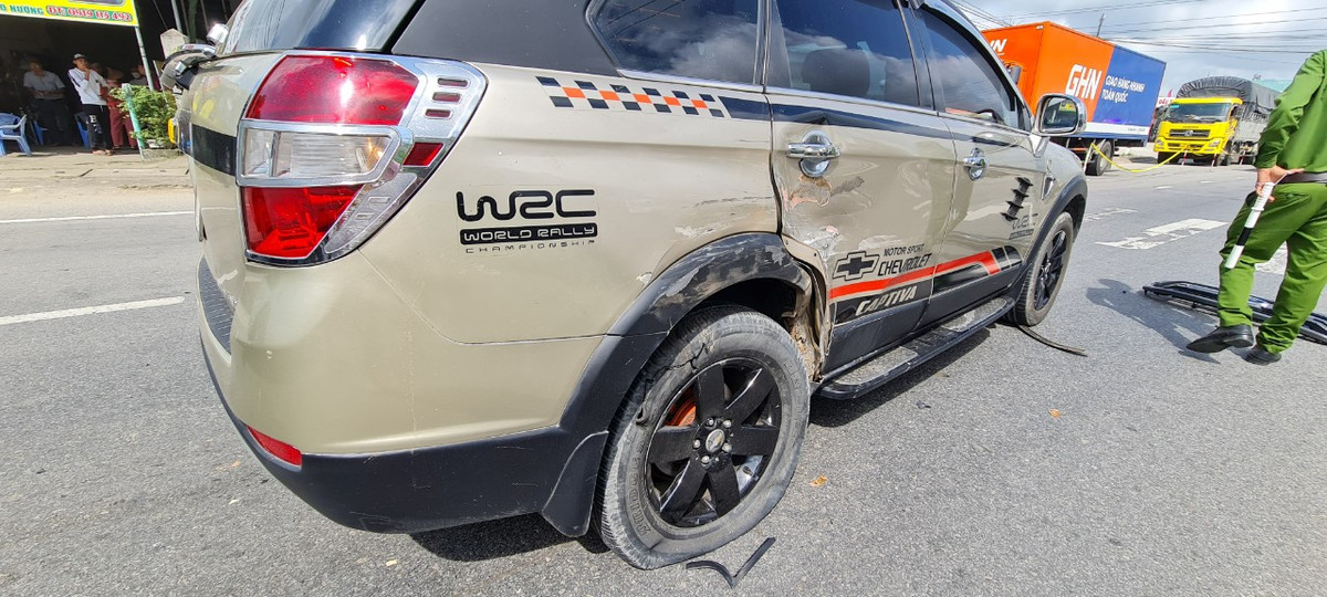 Xe con BKS 86 bị va chạm mạnh bên hông, nổ lốp nằm giữa đường.