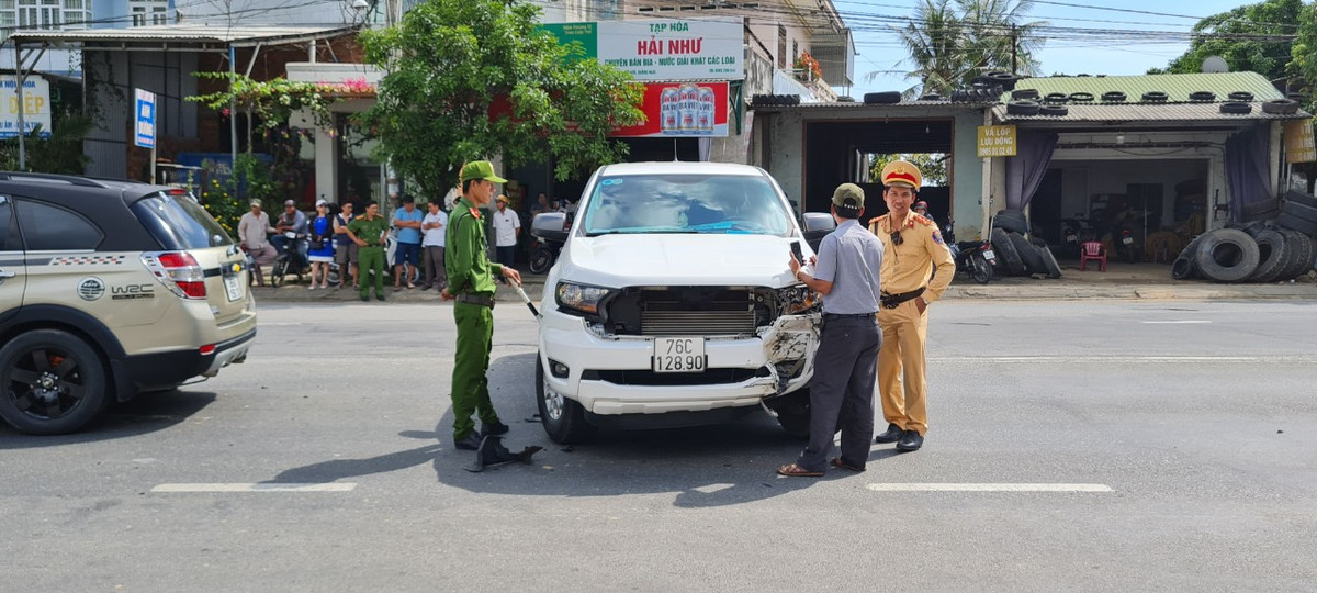 Tuy nhiên, hai phương tiện bị hư hỏng nặng đang nằm giữa quốc lộ 1A.