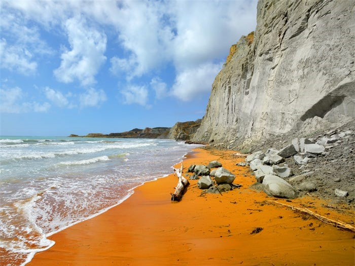  Bãi biển Xi, Kefalonia, Hy Lạp: Các bãi biển đẹp như tranh vẽ của quần đảo Hy Lạp này là một điểm thu hút khách du lịch lớn. Bãi biển Xi, một trong những bãi biển độc đáo nhất Hy Lạp sẽ khiến du khách kinh ngạc với vị trí kề nhau của bãi cát màu cam và vách đá trắng.