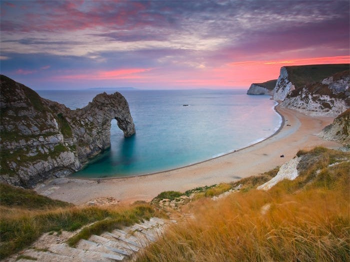  Bờ biển kỷ Jura, Anh: Các vách đá của bờ biển có niên đại 240 triệu năm, ngoài hình ảnh vô cùng ấn tượng còn mang lại những phát hiện khảo cổ quan trọng, bao gồm xương của động vật lưỡng cư thời kỳ đầu, bò sát và khủng long