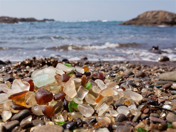  Bãi biển thủy tinh, California, Hoa Kỳ: Từng là một bãi rác cũ, Glass Beach ở Fort Bragg, California, chứng minh rằng rác của người này có thể là kho báu của người khác. Giữa năm 1906 và 1967, cư dân Fort Bragg thường đổ các loại rác của họ xuống đại dương bằng cách đẩy nó ra khỏi vách đá của thành phố. Trong những năm qua, dòng chảy của thủy triều đã biến các mảnh vỡ từ kính của những chiếc ô tô bị bỏ rơi, các thiết bị đã qua sử dụng và các loại rác khác thành những viên thủy tinh long lanh tuyệt đẹp. Một trong những phát hiện hiếm nhất là kính đỏ ruby từ đèn đuôi xe trước năm 1967.
