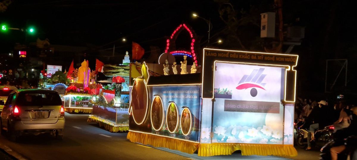 Xe hoa diễu hành trên đường phố chào mừng Lễ hội Quán Thế Âm.