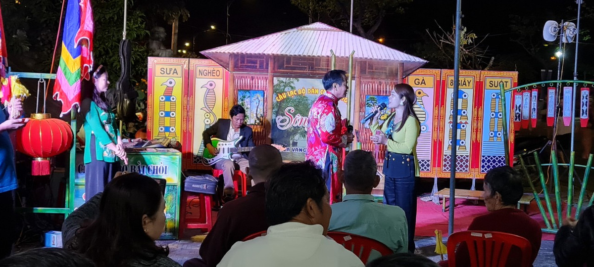 Một tiết mục hô hát Bài chòi tại Lễ hội.