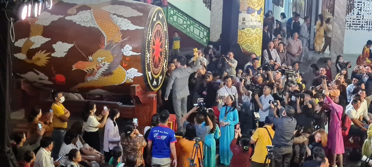 Lãnh đạo quận Ngũ Hành Sơn đánh trống Khai mạc Lễ hội.