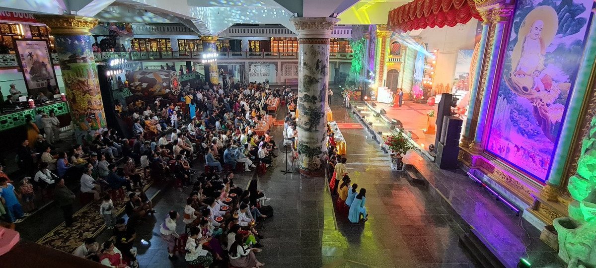 Đông đảo đồng bào Phật tử, người dân và du khách tham dự Lễ Khai mạc Lễ hội Quán Thế Âm tối 8/3.