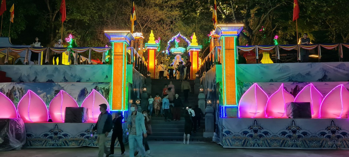 Khung cảnh rực rỡ tại chùa Quán Thế Âm tối 8/3.