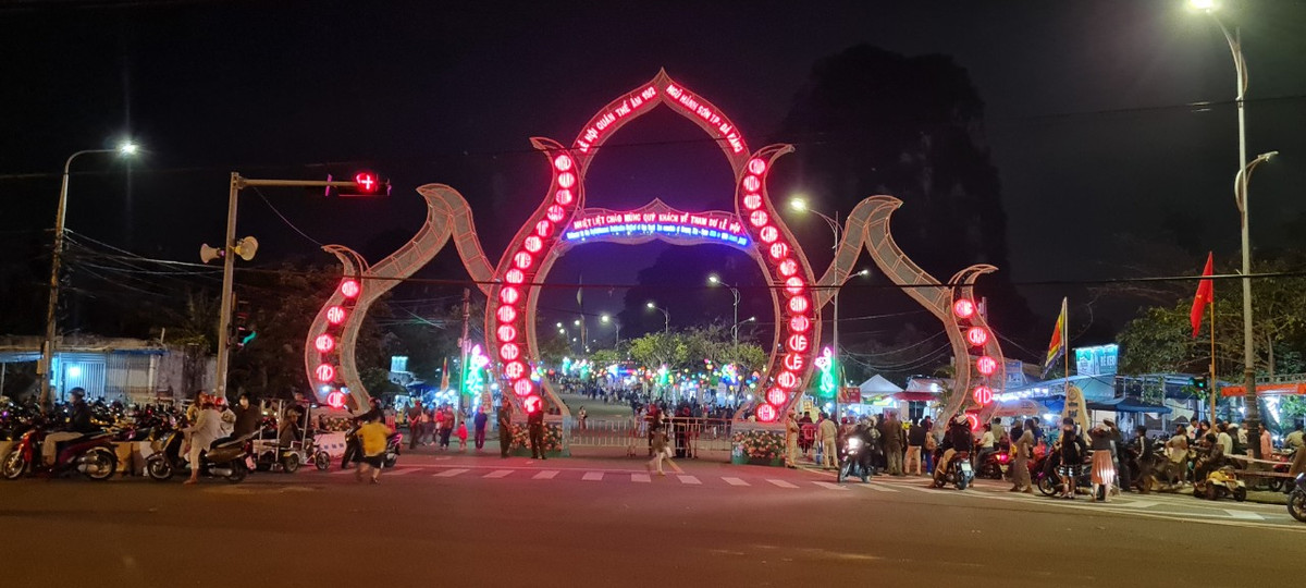  Lễ hội Quán Thế Âm năm nay chính thức diễn ra trong 3 ngày, từ ngày 08-10/3/2023 (nhằm các ngày 17, 18 và 19/02 Âm lịch).