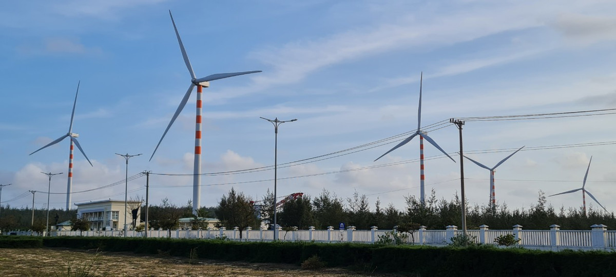 Nằm trên cung đường du lịch nổi tiếng đi từ TP. Quy Nhơn tới bãi biển Trung Lương, những năm gần đây, cánh đồng điện gió Phương Mai trở thành điểm check-in lý tưởng hấp dẫn giới trẻ.