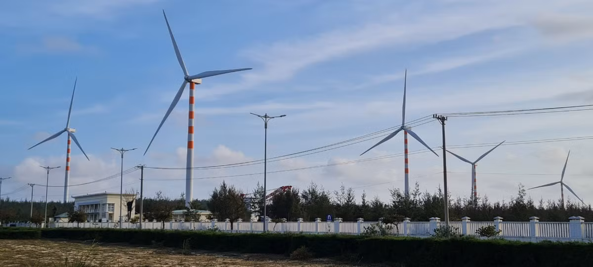 Nằm trên cung đường du lịch nổi tiếng đi từ TP. Quy Nhơn tới bãi biển Trung Lương, những năm gần đây, cánh đồng điện gió Phương Mai trở thành điểm check-in lý tưởng hấp dẫn giới trẻ.