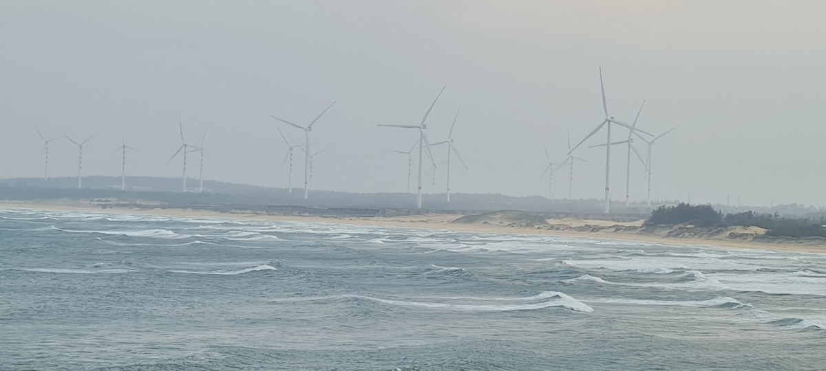 Phía trước là cánh đồng điện gió đẹp như tranh trên bán đảo Phương Mai.