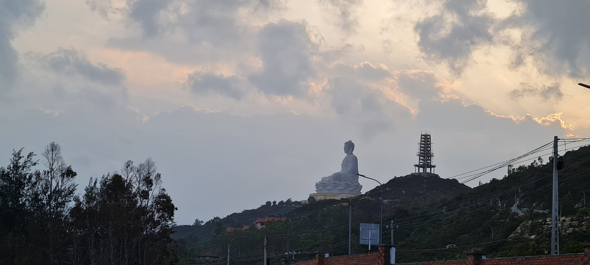 Xa xa là tượng Phật ngồi từng được xem là lớn nhất Đông Nam Á, tọa lạc trên đỉnh núi Bà.