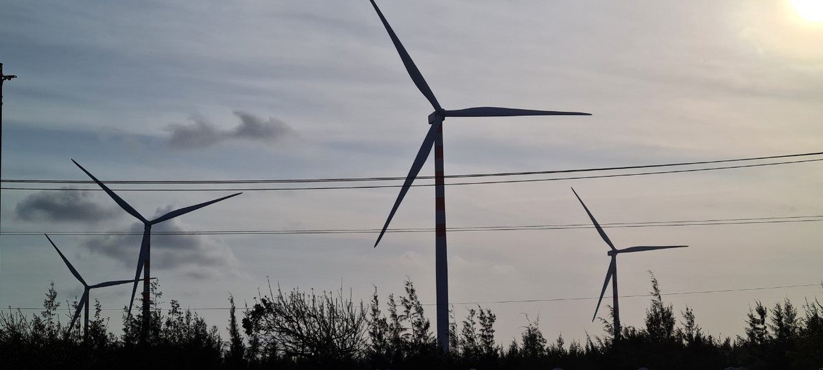 Khi hoàng hôn buông xuống, nền trời còn vương ráng chiều lấp lánh, khung cảnh ngỡ như ở "trời Âu".