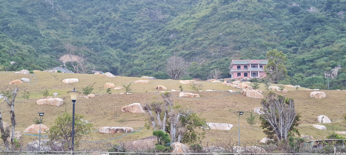 Bên này là dãy núi Bà hùng vĩ và oai nghiêm.